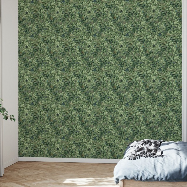 Tapet Foliage Chain, cu frunze verzi și lanțuri delicate, aplicat pe un perete din sufragerie.