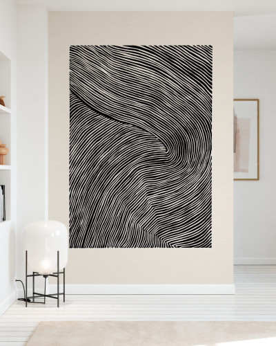 Tapet modern cu dungi Stripes Linocut, Black III, în nuanțe de negru și alb, pe un perete în living.