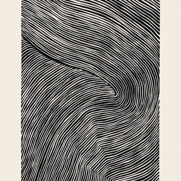 Tapet modern cu dungi Stripes Linocut, Black III, în nuanțe de negru și alb, pe un perete în living.