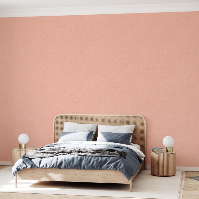 Tapet cu design floral delicat în nuanțe de roz și portocaliu, aplicat pe un perete din living