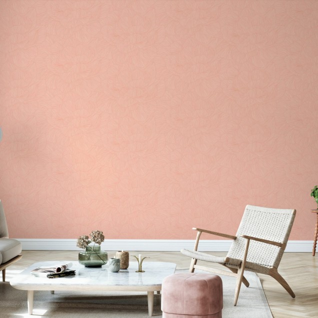 Tapet cu design floral delicat în nuanțe de roz și portocaliu, aplicat pe un perete din living