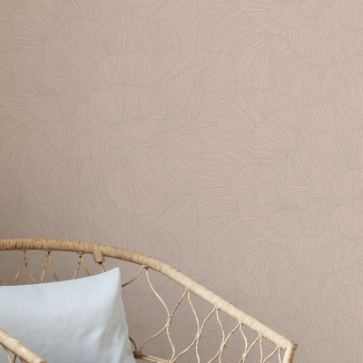 Tapet Rose, Brown Cream, cu un design elegant, ce ilustrează un model de petale de trandafir în nuanțe delicate de crem și maro