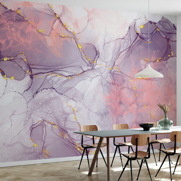 Fototapet abstract cu efect de acuarelă mov și auriu într-un living modern.