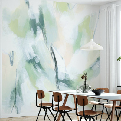 Tapet abstract Mint Fissure, cu nuanțe de verde mint, albastru și roz pal, decorând un living minimalist
