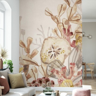 Tapet cu design floral inspirat din lumea subacvatică, cu nuanțe de bej, auriu și roz.