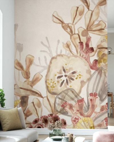 Tapet cu design floral inspirat din lumea subacvatică, cu nuanțe de bej, auriu și roz.