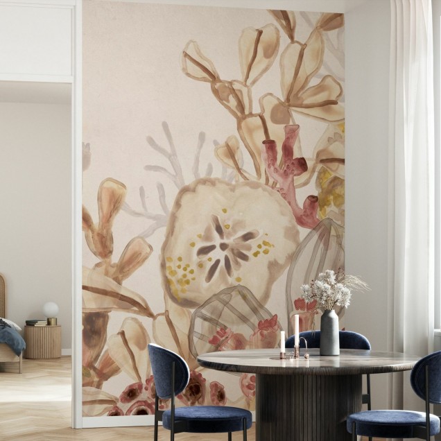 Tapet cu design floral inspirat din lumea subacvatică, cu nuanțe de bej, auriu și roz.