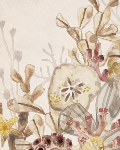 Tapet cu design floral inspirat din lumea subacvatică, cu nuanțe de bej, auriu și roz.