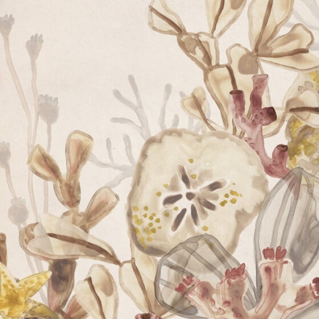 Tapet cu design floral inspirat din lumea subacvatică, cu nuanțe de bej, auriu și roz.