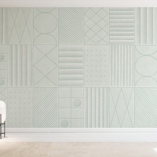 Wallpaper cu forme geometrice simple, in nuante de verde mentă, aplicat pe un perete din bucatarie