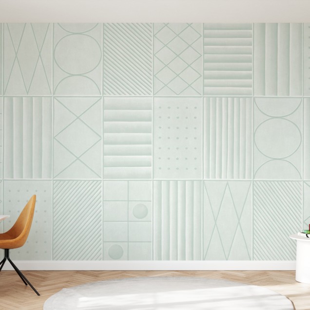 Wallpaper cu forme geometrice simple, in nuante de verde mentă, aplicat pe un perete din bucatarie