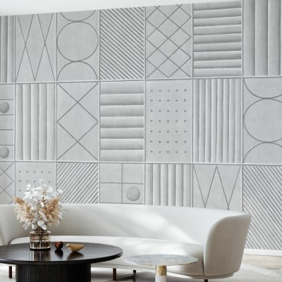Tapet cu model geometric modern gri, cu textură gravată. Tapetul este instalat pe un perete într-un living modern, cu o canapea albă și o masă de cafea din lemn.