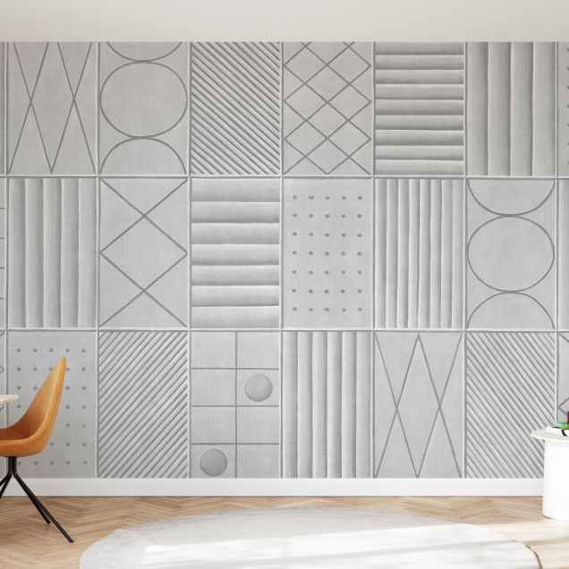 Tapet cu model geometric modern gri, cu textură gravată. Tapetul este instalat pe un perete într-un living modern, cu o canapea albă și o masă de cafea din lemn.