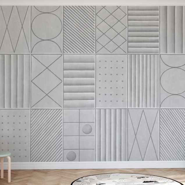 Tapet cu model geometric modern gri, cu textură gravată. Tapetul este instalat pe un perete într-un living modern, cu o canapea albă și o masă de cafea din lemn.