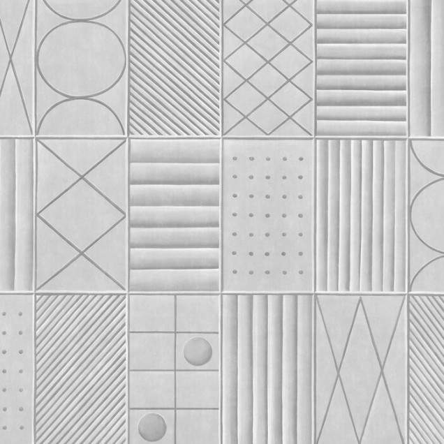 Tapet cu model geometric modern gri, cu textură gravată. Tapetul este instalat pe un perete într-un living modern, cu o canapea albă și o masă de cafea din lemn.