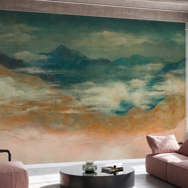 Tapet cu design minimalist, Elevation Landscape, Ochra. Imaginea prezintă un tapet cu un peisaj montan, cu nuanțe de verde și ocru, perfect pentru a crea o atmosferă relaxantă și modernă.