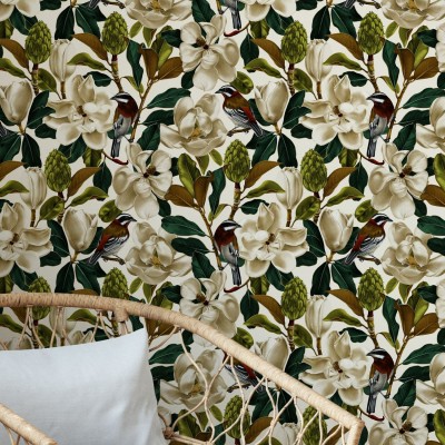 Tapet floral Magnolia Snow cu flori albe de magnolie, frunze verzi și pasări colorate