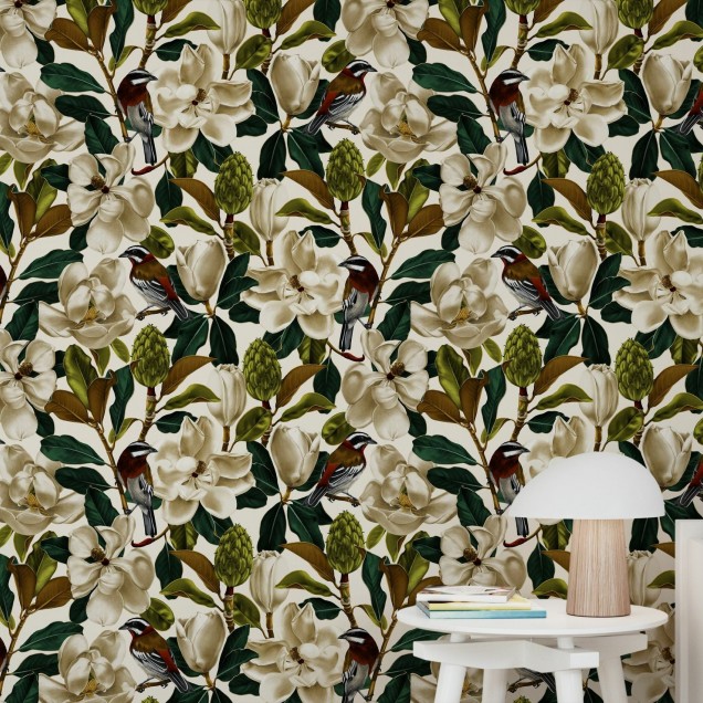 Tapet floral Magnolia Snow cu flori albe de magnolie, frunze verzi și pasări colorate
