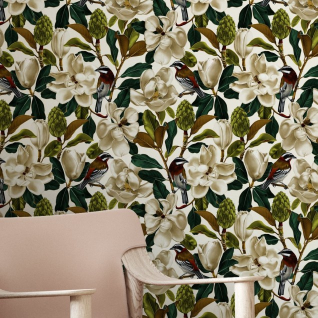Tapet floral Magnolia Snow cu flori albe de magnolie, frunze verzi și pasări colorate