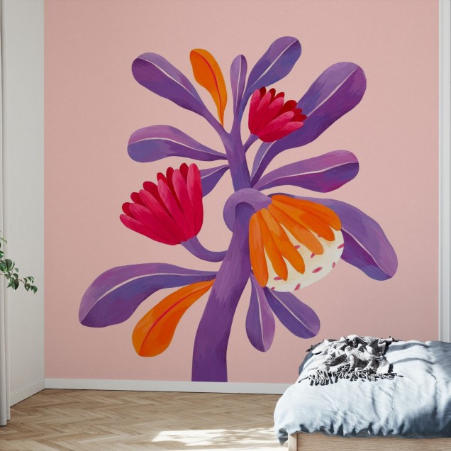 Tapet Fantasy Plant cu flori mov, roșii și portocalii pe un fundal roz pastelat.