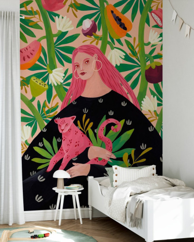 Imagine cu tapetul Tropical Lady, un decor de perete modern cu o femeie misterioasă înconjurată de o natură tropicală vibrantă.