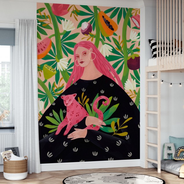 Imagine cu tapetul Tropical Lady, un decor de perete modern cu o femeie misterioasă înconjurată de o natură tropicală vibrantă.