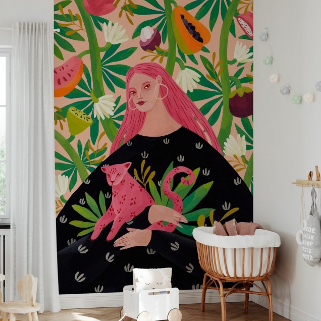 Imagine cu tapetul Tropical Lady, un decor de perete modern cu o femeie misterioasă înconjurată de o natură tropicală vibrantă.
