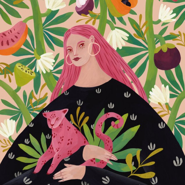 Imagine cu tapetul Tropical Lady, un decor de perete modern cu o femeie misterioasă înconjurată de o natură tropicală vibrantă.