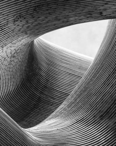 Tapet Lines cu design abstract cu linii curbe în nuanțe de gri.
