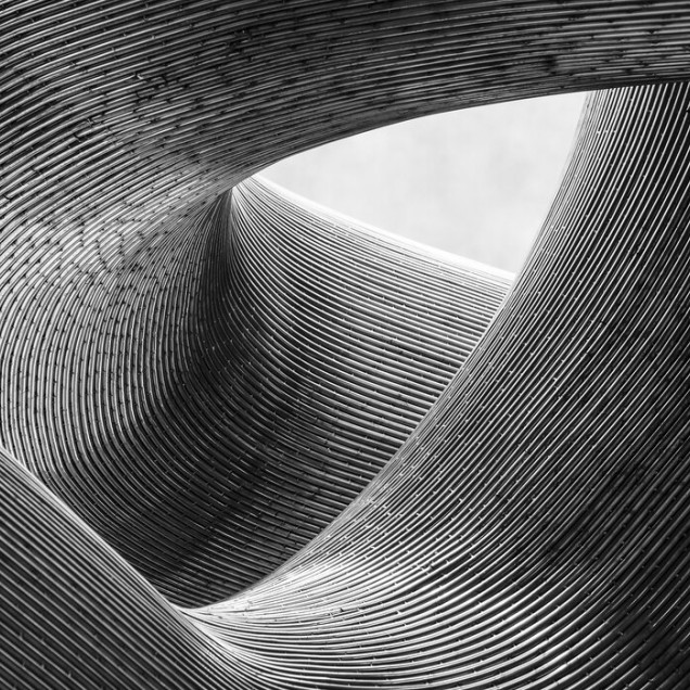 Tapet Lines cu design abstract cu linii curbe în nuanțe de gri.
