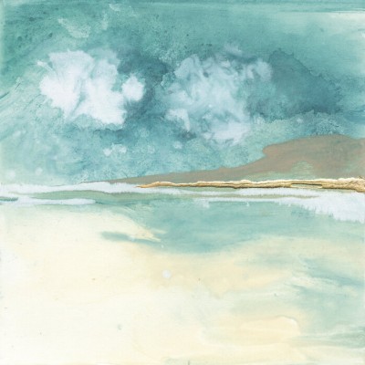 Imagine de fundal abstract cu nuanțe de verde smarald, alb și detalii aurii, în stil watercolor.