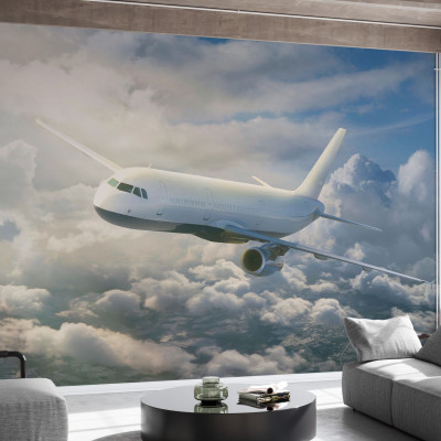 Imagine a unui tapet cu un avion care zboară deasupra norilor, într-un decor modern de living.