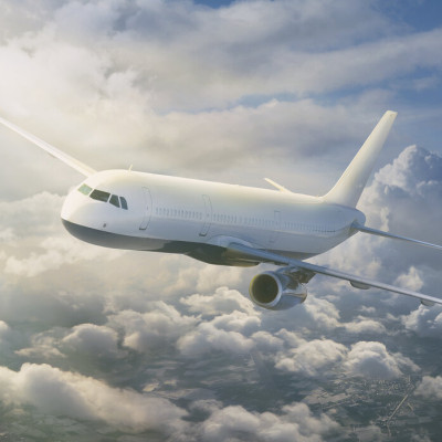 Imagine a unui tapet cu un avion care zboară deasupra norilor, într-un decor modern de living.