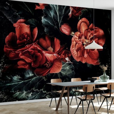 Tapet floral întunecat, cu flori roșii vibrante pe un fundal negru, decorat cu un model boem, perfect pentru un dormitor sau o sală de mese.