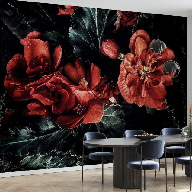 Tapet floral întunecat, cu flori roșii vibrante pe un fundal negru, decorat cu un model boem, perfect pentru un dormitor sau o sală de mese.