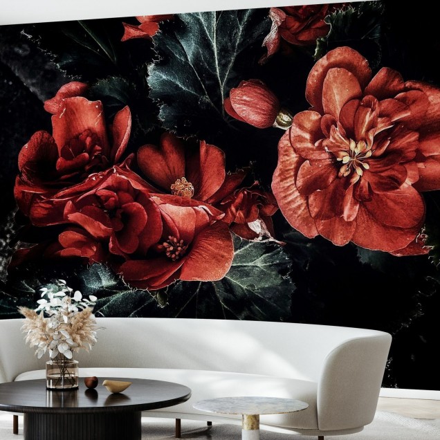 Tapet floral întunecat, cu flori roșii vibrante pe un fundal negru, decorat cu un model boem, perfect pentru un dormitor sau o sală de mese.