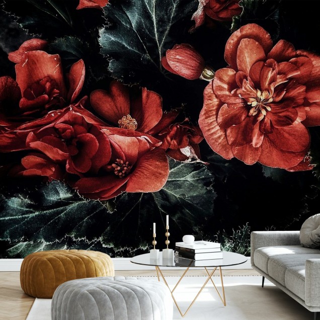Tapet floral întunecat, cu flori roșii vibrante pe un fundal negru, decorat cu un model boem, perfect pentru un dormitor sau o sală de mese.