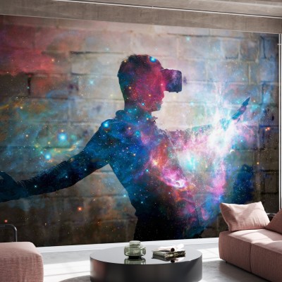 Tapet foto cu un om în ochelari VR care explorează un univers virtual plin de culori vii și galaxii