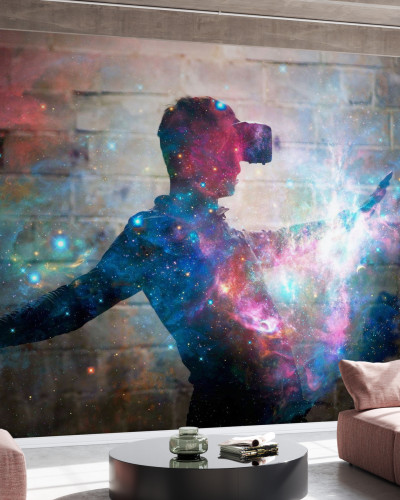 Tapet foto cu un om în ochelari VR care explorează un univers virtual plin de culori vii și galaxii