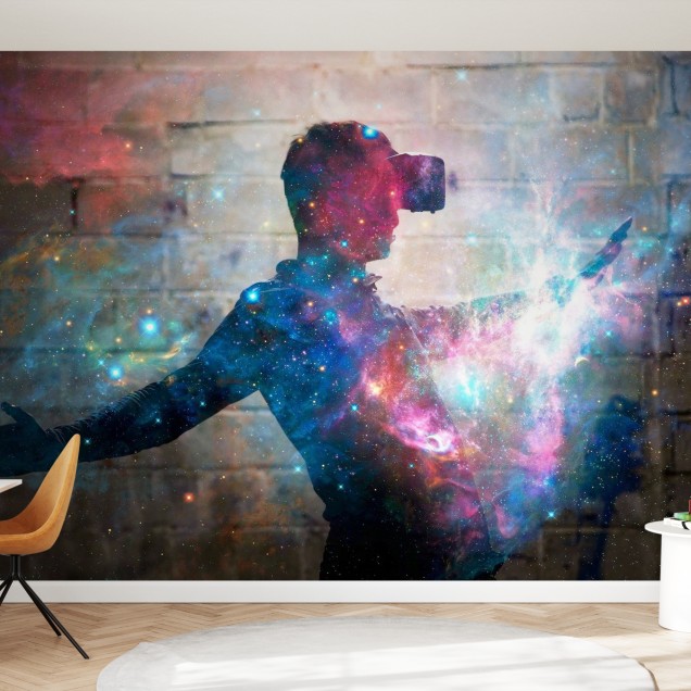 Tapet foto cu un om în ochelari VR care explorează un univers virtual plin de culori vii și galaxii