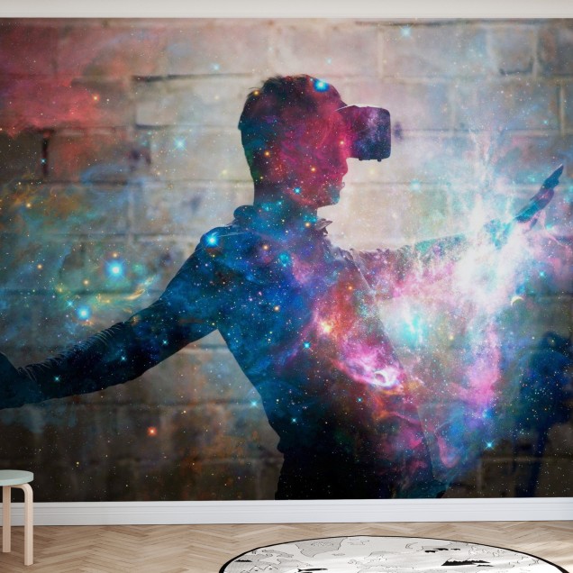 Tapet foto cu un om în ochelari VR care explorează un univers virtual plin de culori vii și galaxii