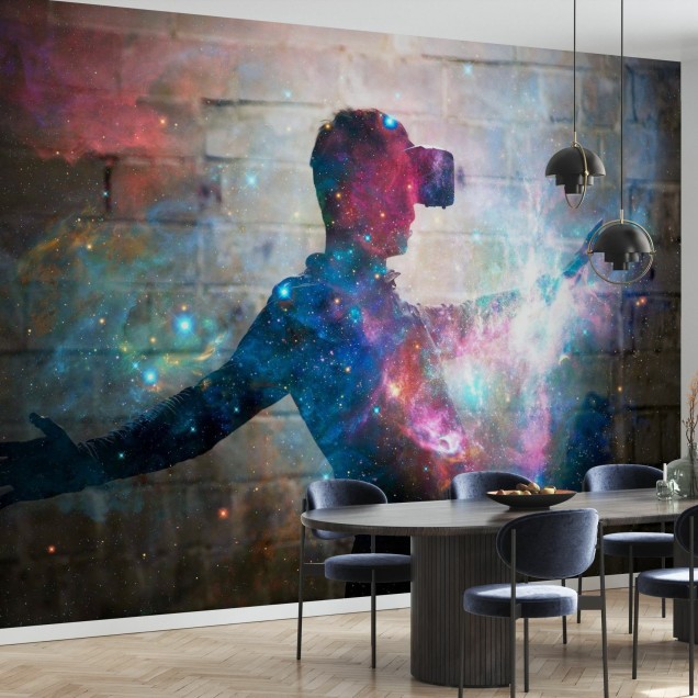 Tapet foto cu un om în ochelari VR care explorează un univers virtual plin de culori vii și galaxii