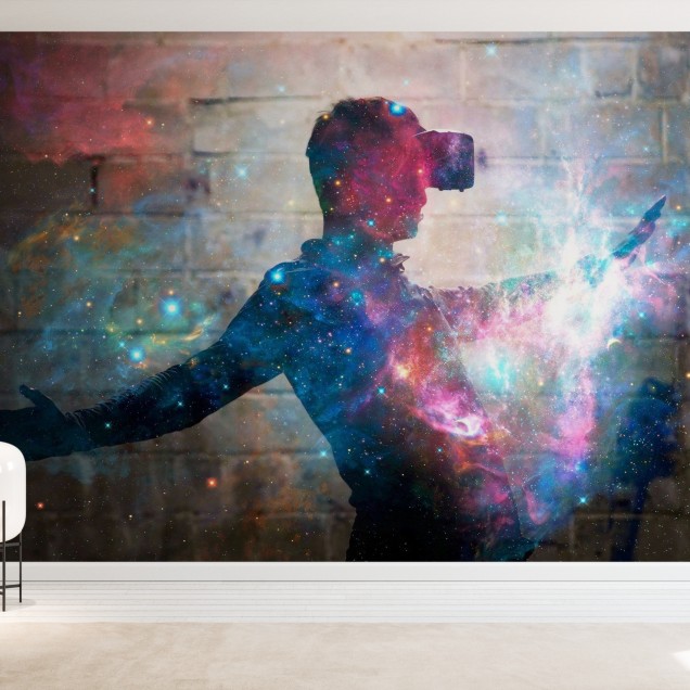 Tapet foto cu un om în ochelari VR care explorează un univers virtual plin de culori vii și galaxii