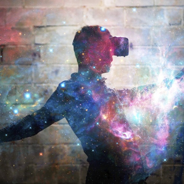 Tapet foto cu un om în ochelari VR care explorează un univers virtual plin de culori vii și galaxii