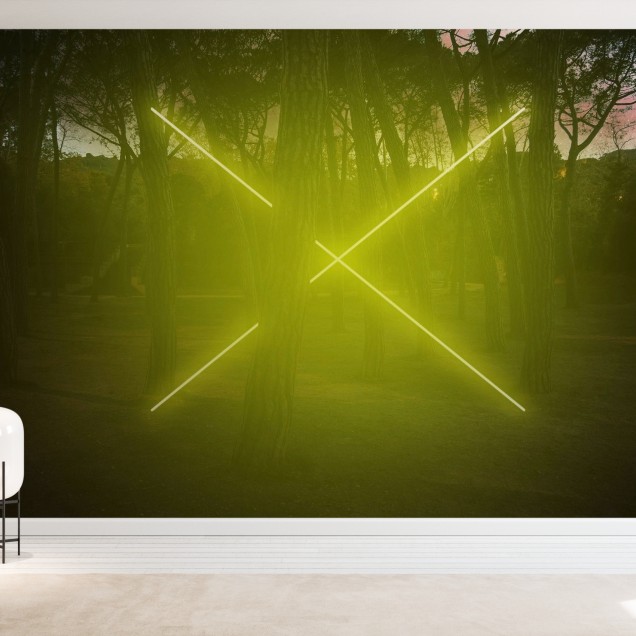 Tapet Yellow Neon Cross Light cu o cruce strălucitoare de neon pe fundalul unui pădure verde.