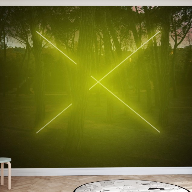 Tapet Yellow Neon Cross Light cu o cruce strălucitoare de neon pe fundalul unui pădure verde.