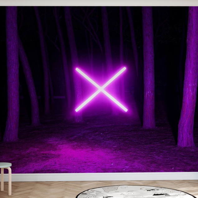 Imagine cu un wallpaper cu lumină violet fluorescentă într-o pădure întunecată. Wallpaper-ul este aplicat pe un perete din livingul unei case moderne. În imagine se poate vedea o canapea gri, o măsuță de cafea și un geam mare cu vedere la oraș.