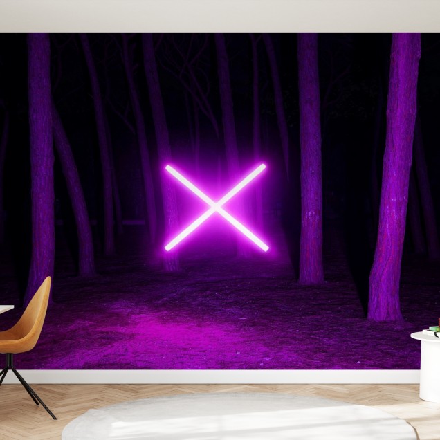 Imagine cu un wallpaper cu lumină violet fluorescentă într-o pădure întunecată. Wallpaper-ul este aplicat pe un perete din livingul unei case moderne. În imagine se poate vedea o canapea gri, o măsuță de cafea și un geam mare cu vedere la oraș.