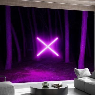 Imagine cu un wallpaper cu lumină violet fluorescentă într-o pădure întunecată. Wallpaper-ul este aplicat pe un perete din livingul unei case moderne. În imagine se poate vedea o canapea gri, o măsuță de cafea și un geam mare cu vedere la oraș.