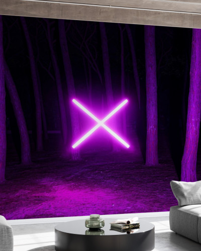 Imagine cu un wallpaper cu lumină violet fluorescentă într-o pădure întunecată. Wallpaper-ul este aplicat pe un perete din livingul unei case moderne. În imagine se poate vedea o canapea gri, o măsuță de cafea și un geam mare cu vedere la oraș.
